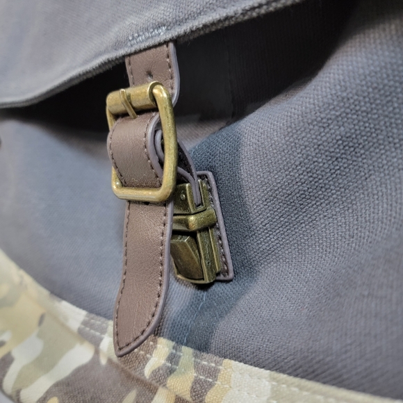 Levi's Canvas Messenger Computer Bag, Green/Gray/Grey/Camouflage - Picture 4 of 14